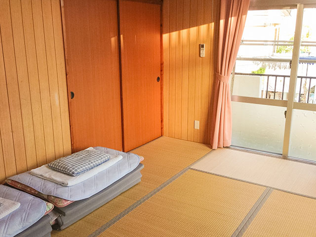寝床のベッド